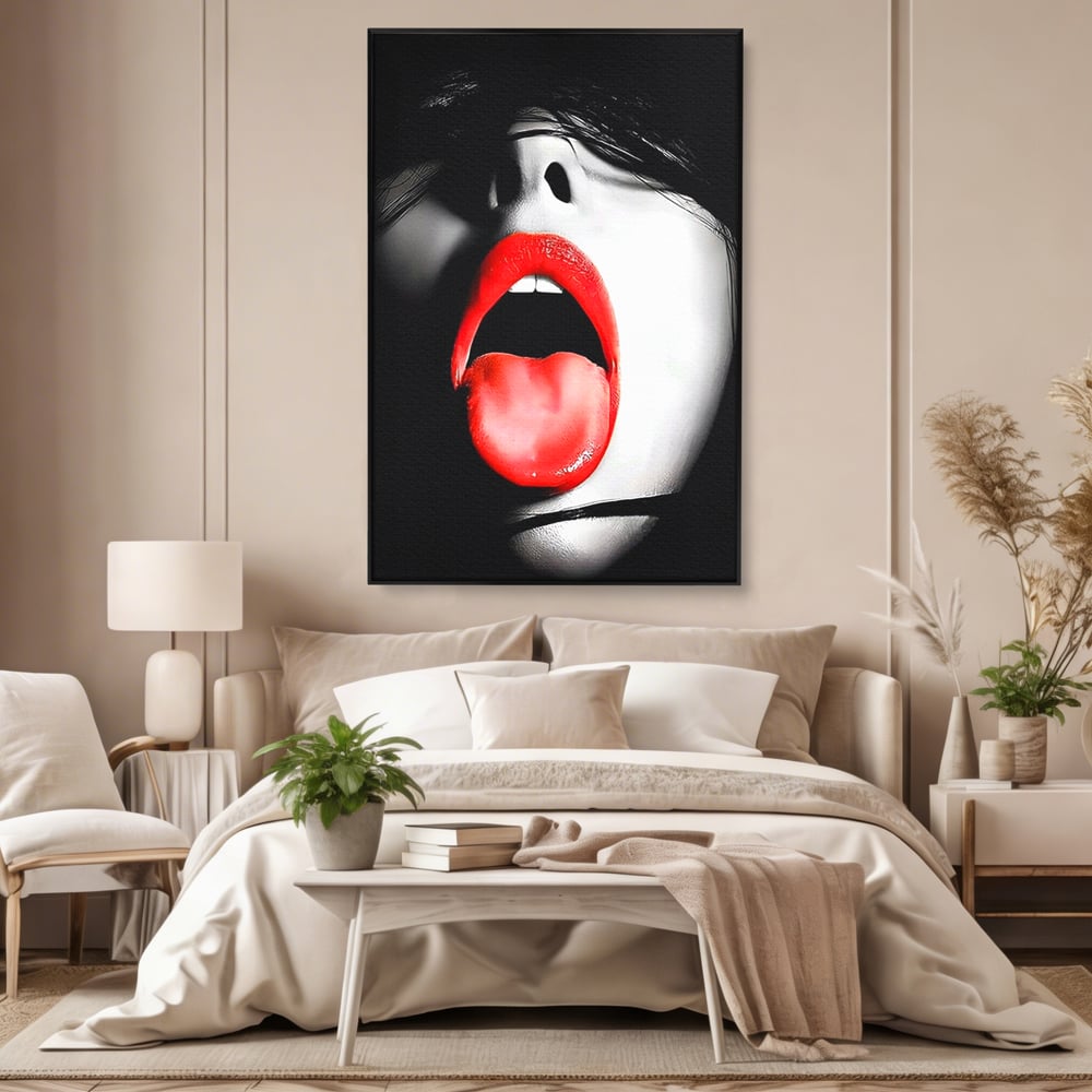 Tablou canvas cu tablou canvas cu buze si limba rosie, in rama de aluminiu negru, pe perete intr-un dormitor